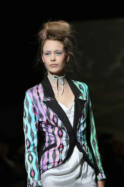 Modelka noszenie ubrania zaprojektowane przez tramp w przebraniu na tydzień mody w Zagrzebiu — Zdjęcie stockowe