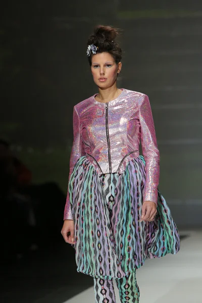 Modelo de moda vestindo roupas projetadas por vagabundo disfarçado na semana de moda de Zagreb — Fotografia de Stock