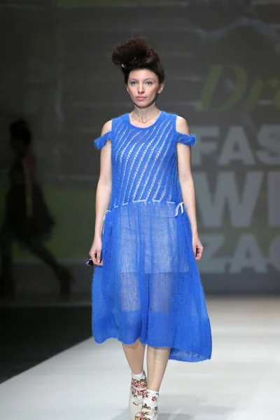 Divat-model ruháit tervezte csavargó álruhában a zágrábi Divathét — Stock Fotó