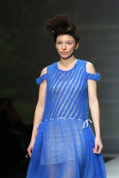 Mannequin portant des vêtements conçus par Tramp déguisé lors de la Fashion Week de Zagreb — Photo