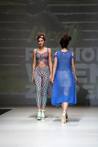 Zagreb moda haftasında designed by serseri kılık kıyafet giyen bir modeldir — Stok fotoğraf