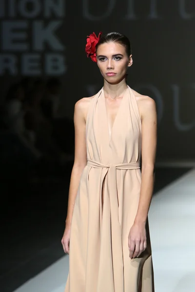 Fashion model wearing clothes designed by S.Dresshow on the Zagreb Fashion Week show — Stock Photo, Image