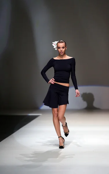 Fashion model wearing clothes designed by S.Dresshow on the Zagreb Fashion Week show — Stock Photo, Image