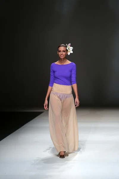 Modelo de moda con ropa diseñada por S.Dresshow en el desfile de la Semana de la Moda de Zagreb —  Fotos de Stock