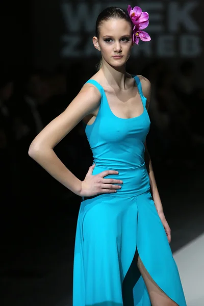 Fashion model dragen van kleding ontworpen door s.dresshow op de zagreb fashion week show — Stockfoto