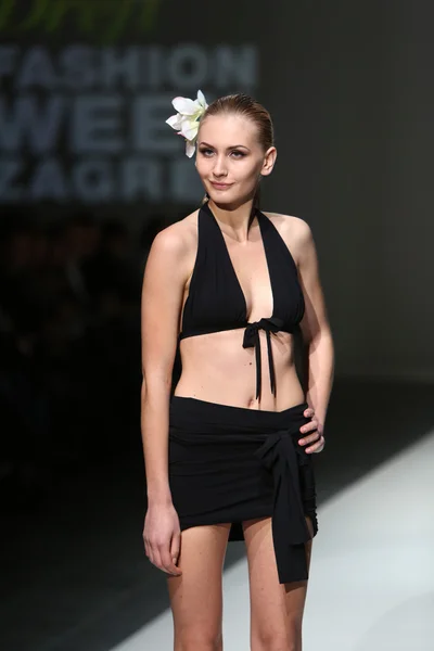 Fashion model dragen van kleding ontworpen door s.dresshow op de zagreb fashion week show — Stockfoto