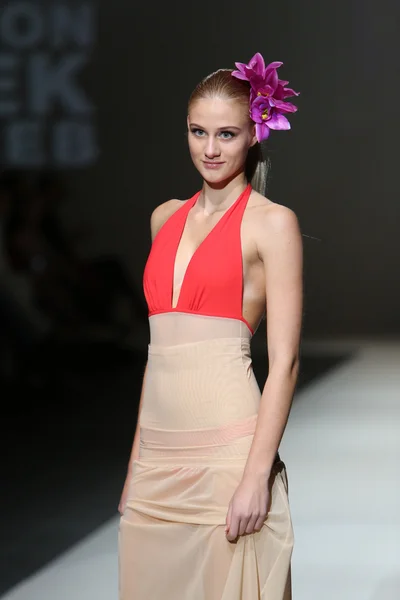 Fashion model wearing clothes designed by S.Dresshow on the Zagreb Fashion Week show — Stock Photo, Image