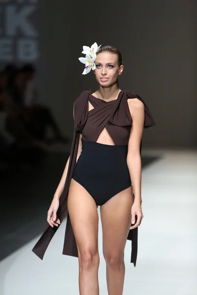 Fashion model wearing clothes designed by S.Dresshow on the Zagreb Fashion Week show — Stock Photo, Image