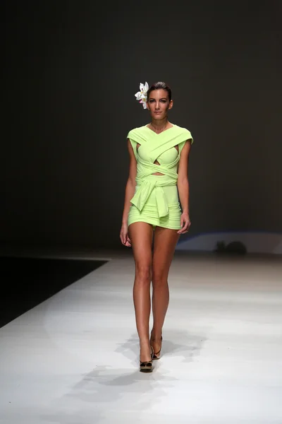 Models in Kleidern von s.dresshow auf der Zagreber Modewoche — Stockfoto