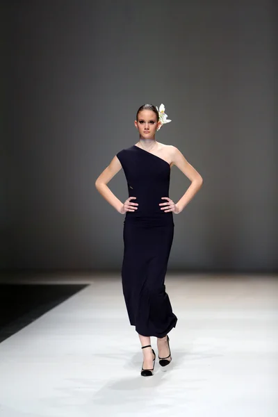 Fashion model wearing clothes designed by S.Dresshow on the Zagreb Fashion Week show — Stock Photo, Image