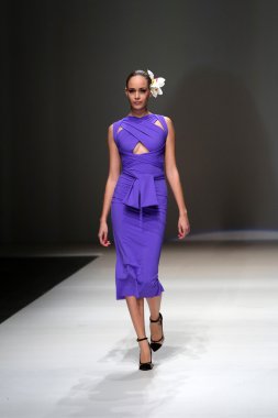 zagreb moda haftası göstermek üstünde s.dresshow tarafından tasarlanan kıyafetleri moda model
