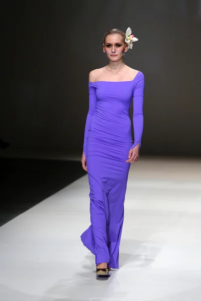 ザグレブ週ファッションショーで s.dresshow によって設計された服を着てファッション モデル — ストック写真