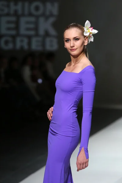 Modelo de moda con ropa diseñada por S.Dresshow en el desfile de la Semana de la Moda de Zagreb —  Fotos de Stock