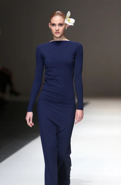 ザグレブ週ファッションショーで s.dresshow によって設計された服を着てファッション モデル — Stock fotografie