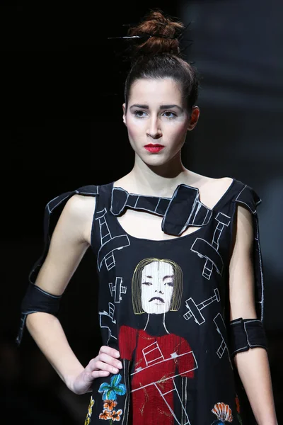 ザグレブのファッションウィークにアナ kujundzic によって設計された服を着てファッション モデルの表示します。 — ストック写真