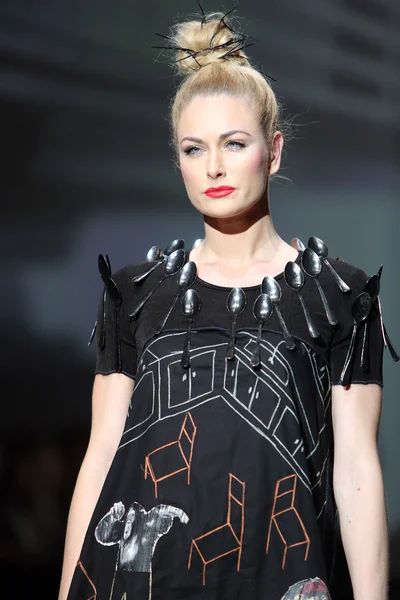 Modèles de mode portant des vêtements conçus par Ana Kujundzic sur le défilé de la Fashion Week de Zagreb — Photo