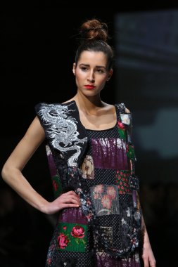 zagreb moda haftasında ana kujundzic tarafından tasarlanan kıyafetleri moda modelleri göster