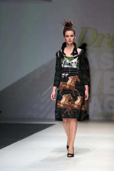 Fashion modellen dragen van kleding ontworpen door ana kujundzic op de zagreb fashionweek weergeven — Stockfoto