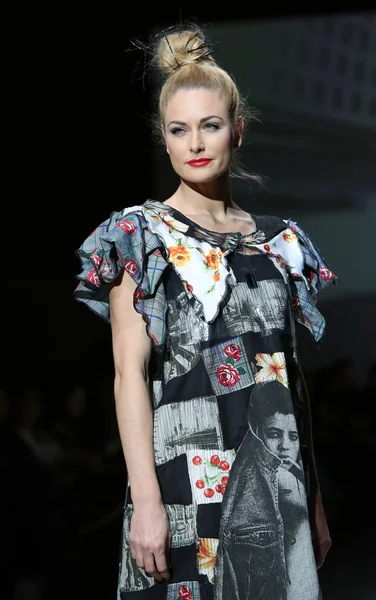 Modelos de moda con ropa diseñada por Ana Kujundzic en el desfile de la Semana de la Moda de Zagreb — Foto de Stock