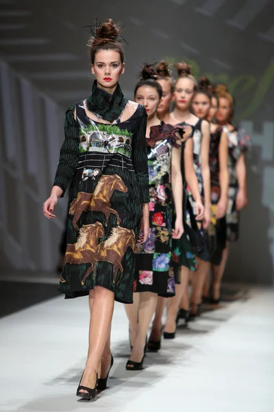 时装模特们穿着衣服设计的安娜库云季奇萨格勒布时装周上展示 — 图库照片