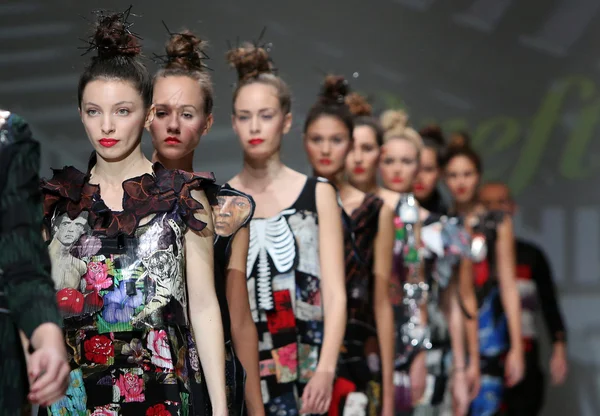 Mode modeller bär kläder designade av ana kujundzic på modeveckan zagreb Visa — Stockfoto