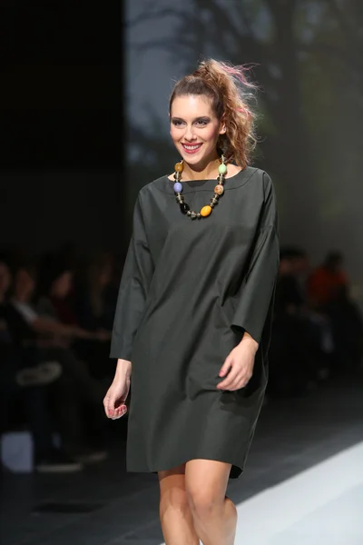 자그레브 유행 주에 iggy popovic에 의해 설계 된 옷을 입고 패션 모델 보기 — 스톡 사진