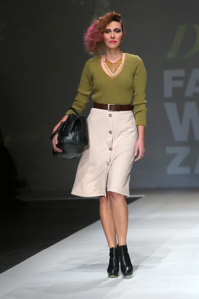 Fashion modellen dragen van kleding ontworpen door iggy popovic op de zagreb fashionweek weergeven — Stockfoto