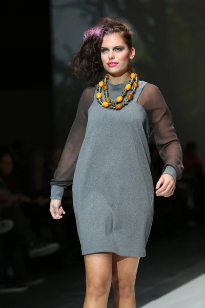 Zagreb moda haftasında Iggy popovic tarafından tasarlanan kıyafetleri moda modelleri göster — Stok fotoğraf