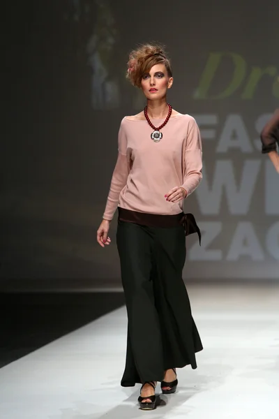 Fashion modellen dragen van kleding ontworpen door iggy popovic op de zagreb fashionweek weergeven — Stockfoto