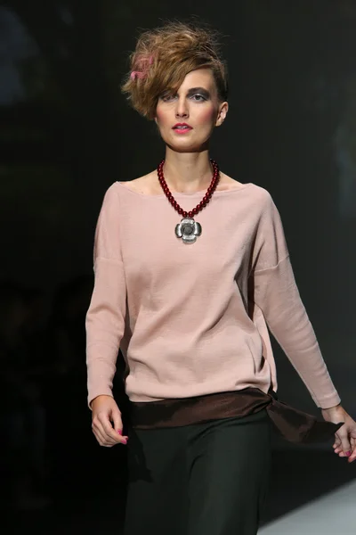 Fashion modellen dragen van kleding ontworpen door iggy popovic op de zagreb fashionweek weergeven — Stockfoto