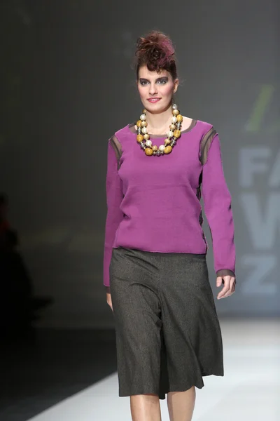 Fashion modellen dragen van kleding ontworpen door iggy popovic op de zagreb fashionweek weergeven — Stockfoto
