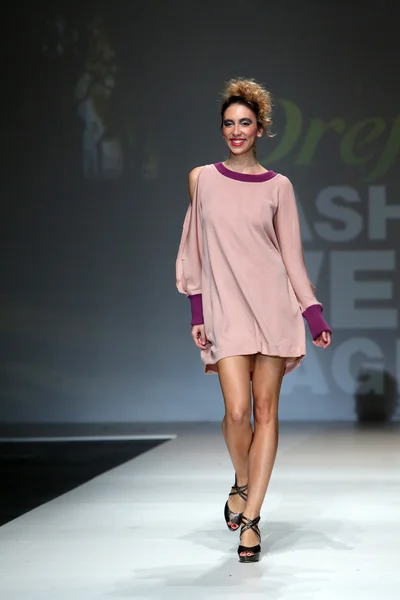 Fashion modellen dragen van kleding ontworpen door iggy popovic op de zagreb fashionweek weergeven — Stockfoto