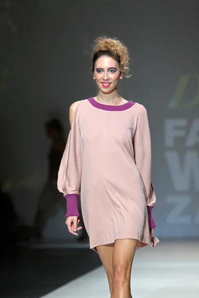 Показати модних моделей, носити одяг розроблена з Іггі popovic на тиждень моди Загреб — стокове фото