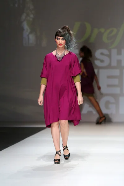 Pokaż mody modelki ubrane w ubrania zaprojektowane przez iggy popovic na tydzień mody w Zagrzebiu — Zdjęcie stockowe