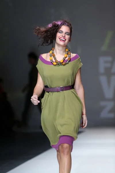 ザグレブのファッションウィークにイギー popovic によって設計された服を着てファッション モデルの表示します。 — ストック写真