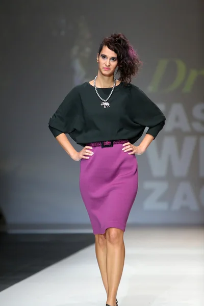 Fashion models wearing clothes designed by Iggy Popovic on the Zagreb Fashion Week show — Stock Photo, Image