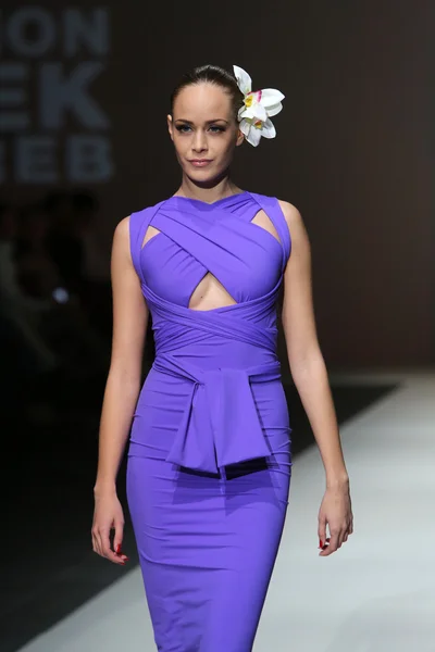 Fashion model wearing clothes designed by S.Dresshow on the Zagreb Fashion Week show — Stock Photo, Image