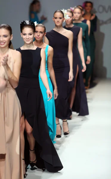 Divat modell visel ruhát tervezett s.dresshow a zágrábi hét divatbemutató — Stock Fotó
