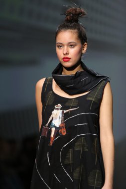 zagreb moda haftası göstermek üstünde ana kujundzic tarafından tasarlanan kıyafetleri moda model