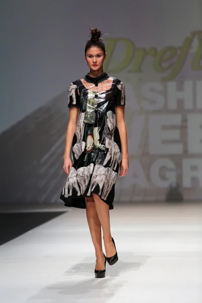 Modelka noszenie ubrania zaprojektowane przez ana kujundzic w Zagrzebiu Pokaż tydzień mody — Zdjęcie stockowe