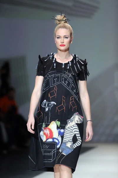 Modèle de mode portant des vêtements conçus par Ana Kujundzic sur le défilé de la Fashion Week de Zagreb — Photo