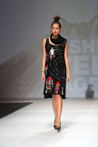 Fashion model wearing clothes designed by Ana Kujundzic on the Zagreb Fashion Week show — Stock Photo, Image