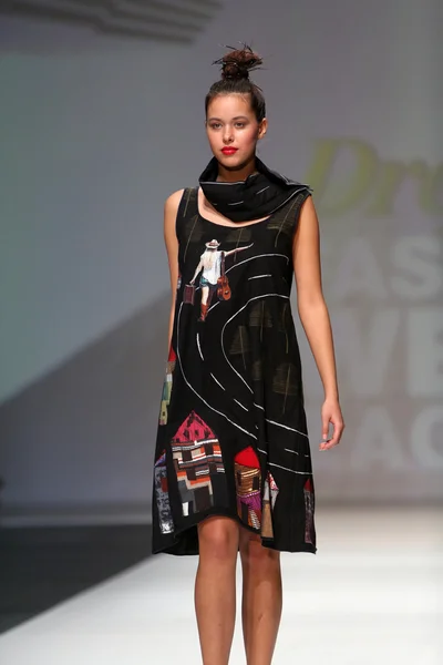 ザグレブ週ファッションショーにアナ kujundzic によって設計された服を着てファッション モデル — ストック写真
