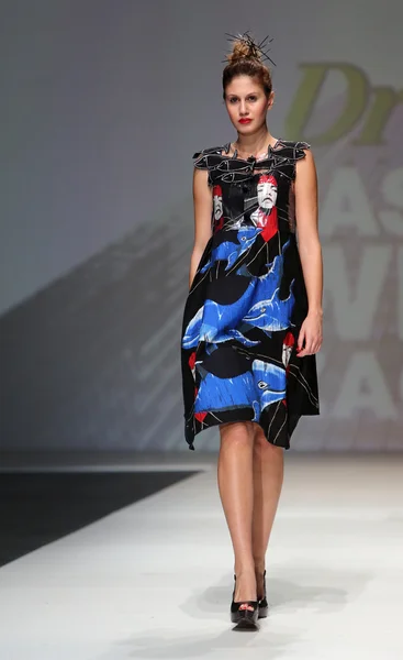 Fashion model wearing clothes designed by Ana Kujundzic on the Zagreb Fashion Week show — Stock Photo, Image