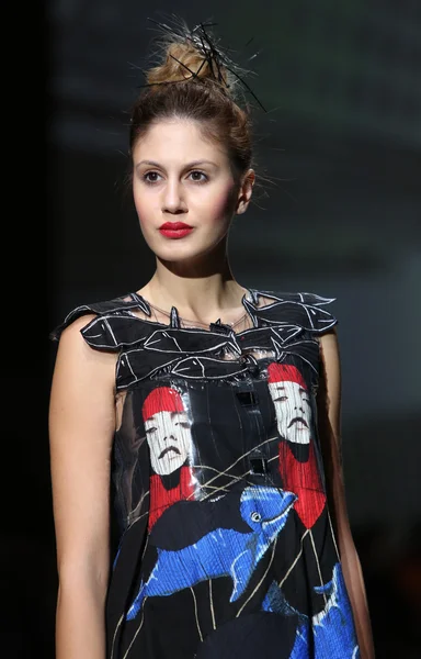 ザグレブ週ファッションショーにアナ kujundzic によって設計された服を着てファッション モデル — ストック写真