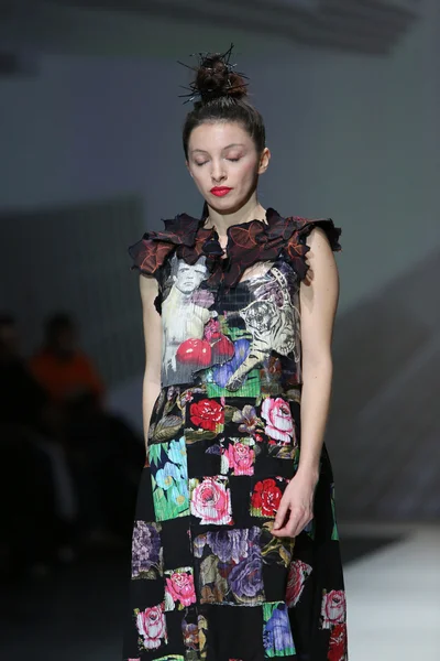 Fashion model dragen van kleding ontworpen door ana kujundzic op de zagreb fashion week show — Stockfoto