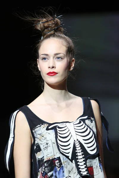 Modelka nosit oblečení, které navrhl ana kujundzic na Záhřeb módní týden show — Stock fotografie