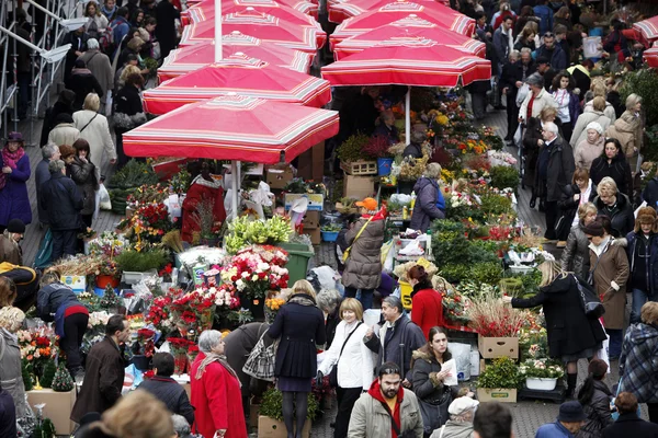 Människor sälja blommor på dolac marknaden, zagreb — Stockfoto