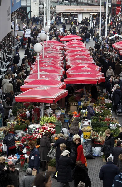 Ludzie sprzedają kwiaty na rynku dolac, Zagrzeb — Zdjęcie stockowe