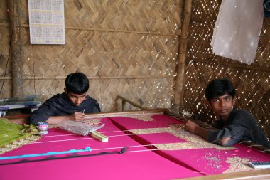 kumrokhali, Hindistan tekstil Dekorasyon üzerinde çalışan çocuklar